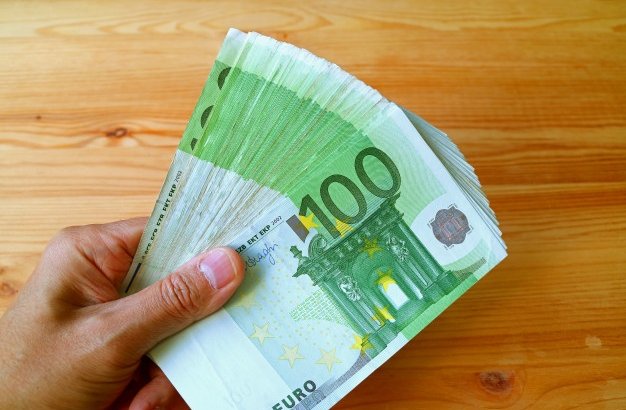 Oferta de préstamo de dinero entre individuos honestos