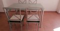 Mesa y cuatro sillas