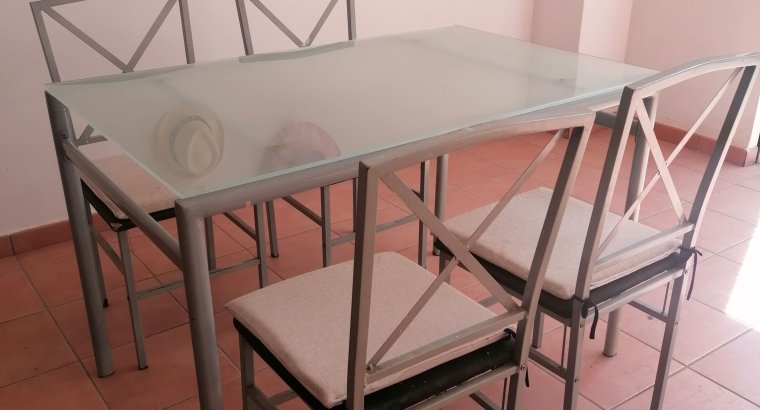 Mesa y cuatro sillas
